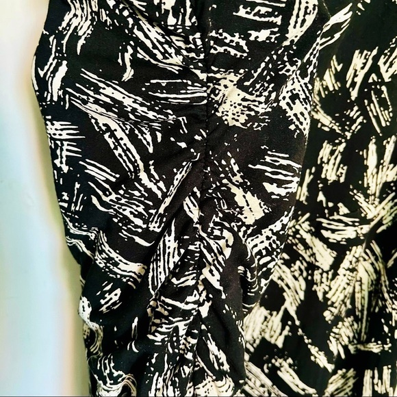 Ann Taylor Black & White Sheath Dress Sleeveless Scoop Neck Ruching Petite 8 - Picture 5 of 12